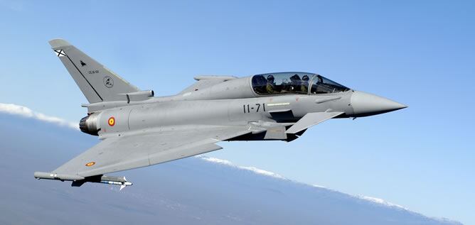 Vista lateral del vuelo de la aeronave Eurofighter Typhoon