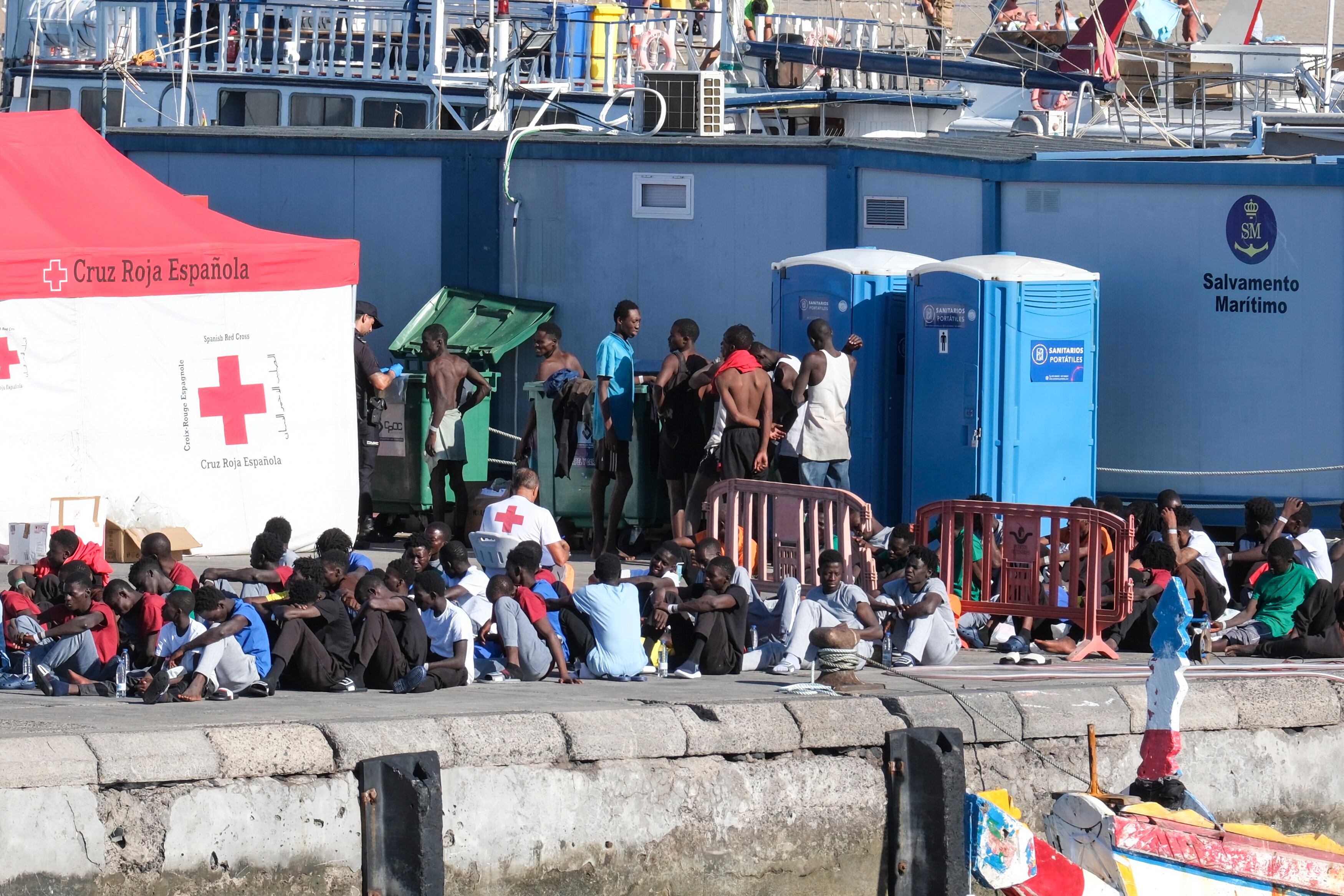 Dos cayucos con 187 personas a bordo, entre ellas 47 mujeres y nueve menores, a su llegada al sur de El Hierro y de Tenerife.