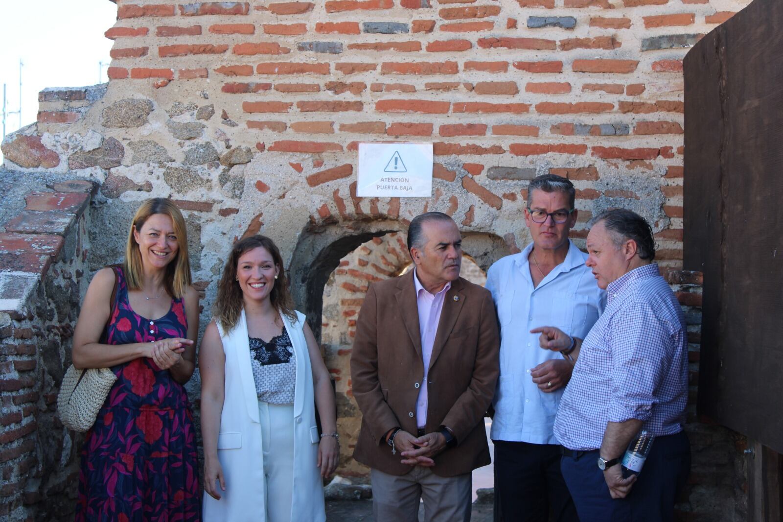 El alcalde de Talavera, junto con algunos de los concejales del ayuntamiento, visitan las murallas.
