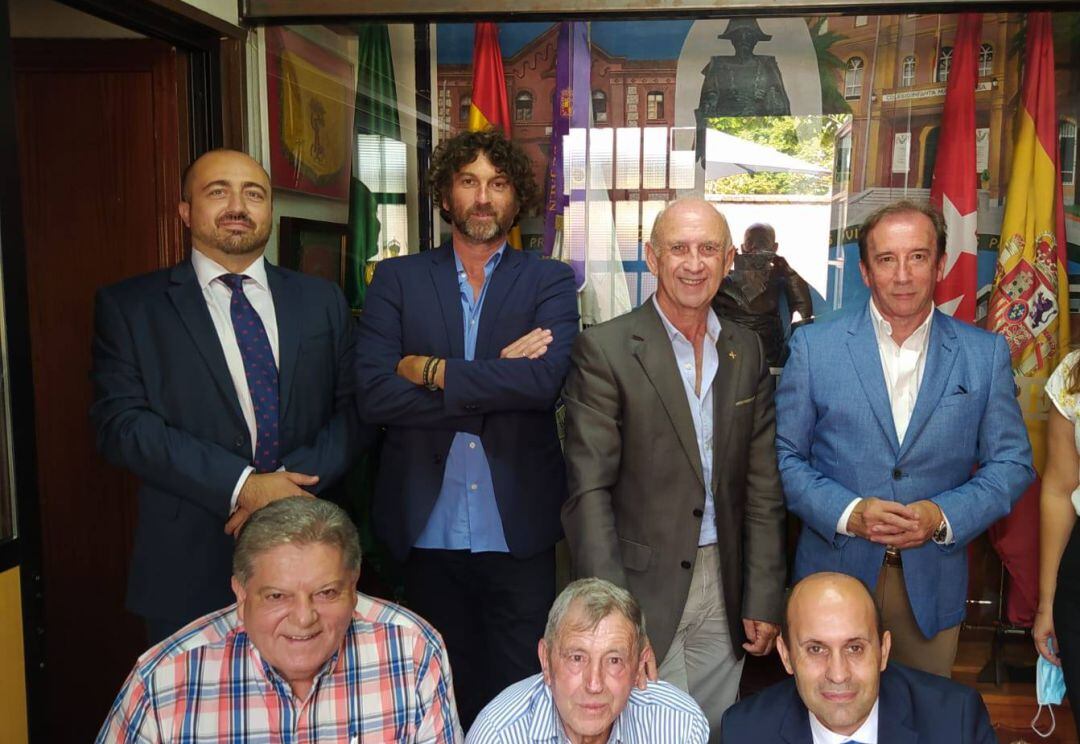 Fernando José Martínez Albor (de pie, primero por la izquierda), ejerció de anfitrión el pasado mes de septiembre de la reunión de los coordinadores locales de TÚPatria en Valdemoro, Griñón, Seseña, Tres Cantos, Pozuelo de Alarcón y Alcorcón.