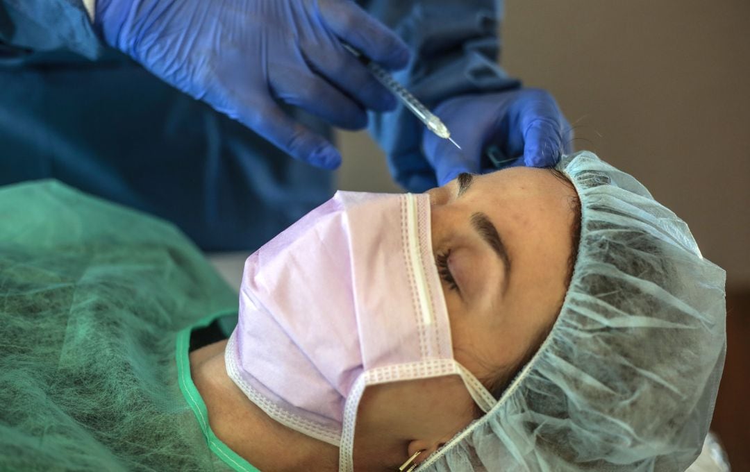 Una mujer recibe un tratamiento de botox.