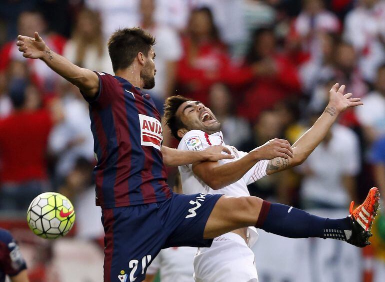 GRA251. EIBAR (GIPUZKOA), 17/10/2015.- El centrocampista del Eibar Adrián González (i) y el centrocampista del Sevilla Vicente Iborra, durante el partido de la octava jornada de Liga que disputan en el estadio de Ipurua de la localidad guipuzcoana de Eibar. EFE/Javier Etxezarreta.