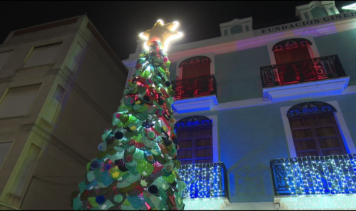 Árbol de Navidad realizado con ganchillo en Villalonga.