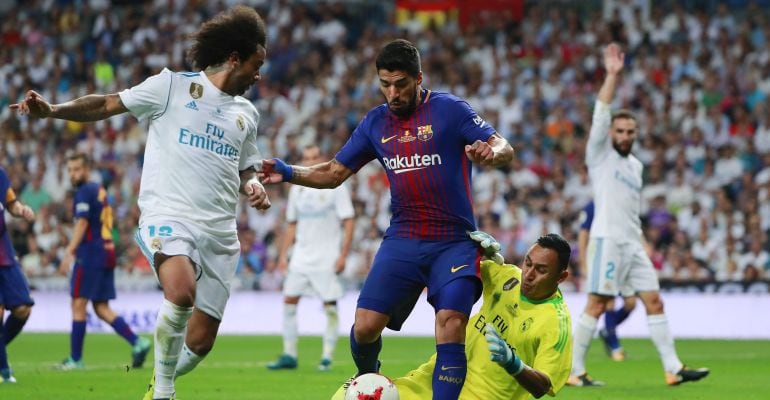 Luis Suárez trata de marcharse de Keylor Navas y Marcelo en el último Clásico disputado en el Santiago Bernabéu