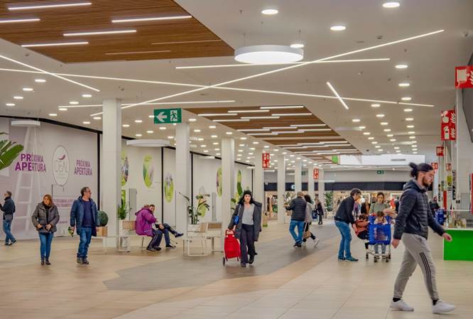 El Centro Comercial Los Llanos sigue con su reforma