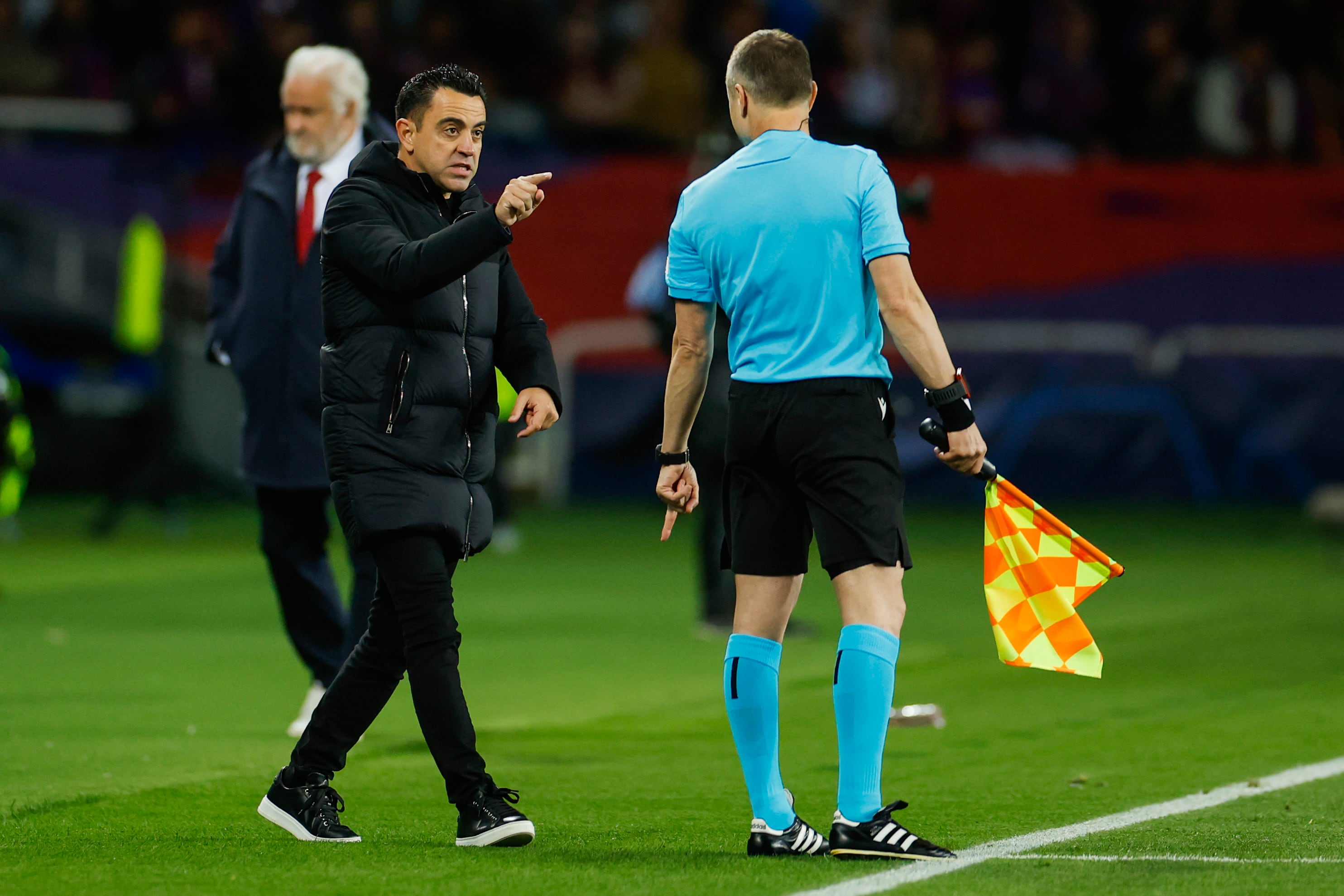 BARCELONA, 16/04/2024.- El técnico del FC Barcelona, Xavi Hernández, protesta a uno de los asistentes durante el encuentro correspondiente a la vuelta de los cuartos de final de la Liga de Campeones que FC Barcelona y PSG disputan hoy martes en el Olímpico Lluis Company, en Barcelona. EFE/Alberto Estevez.
