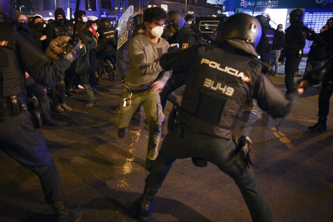 Varios agentes de la Policía Nacional contra los manifestantes durante una manifestación contra el encarcelamiento del rapero y poeta Pablo Hasel, en Plaza San Agustí, en Valencia, 