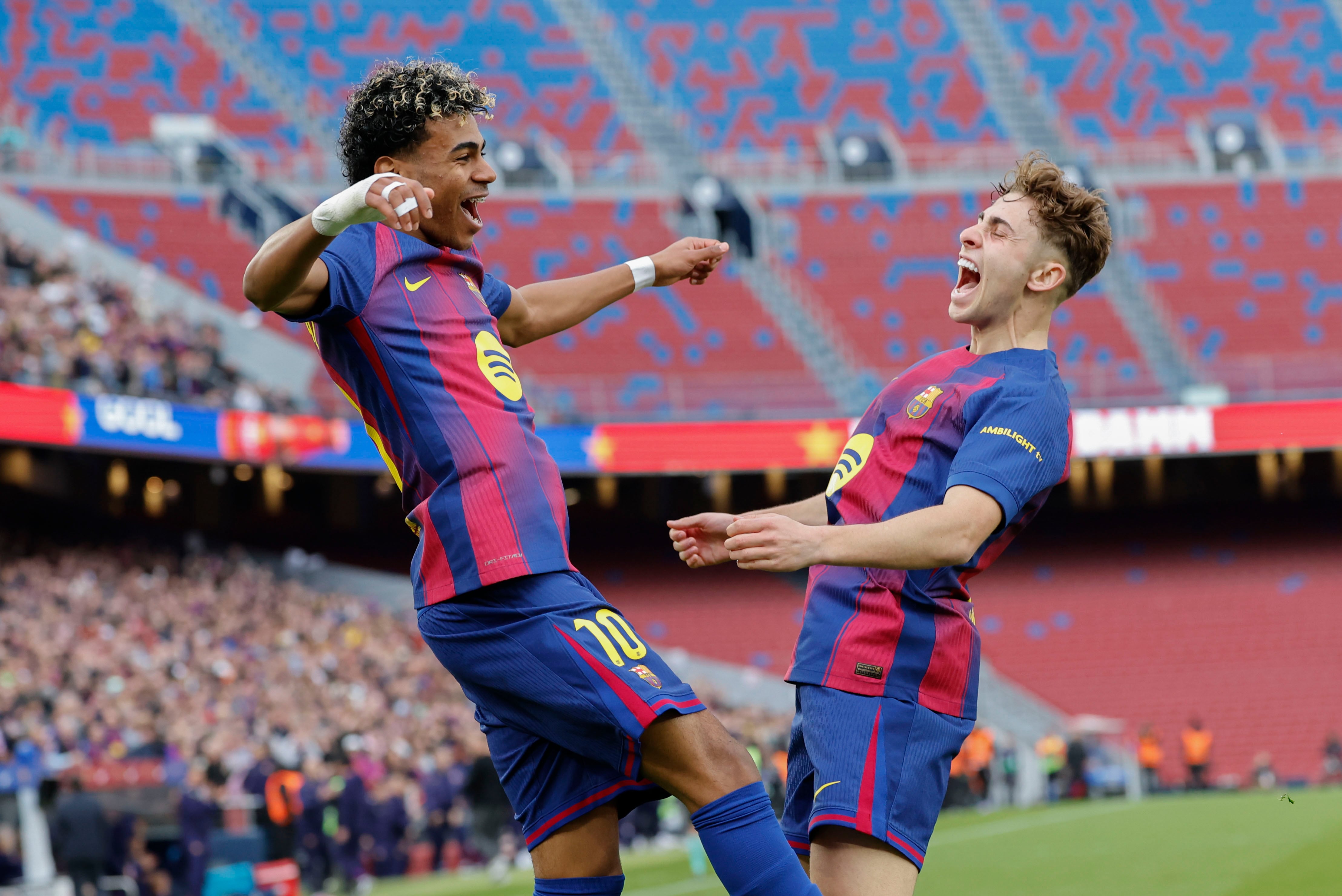 Fermin i Lamine Yamal celebrant un gol al Camp Nou amb el gol nord buit