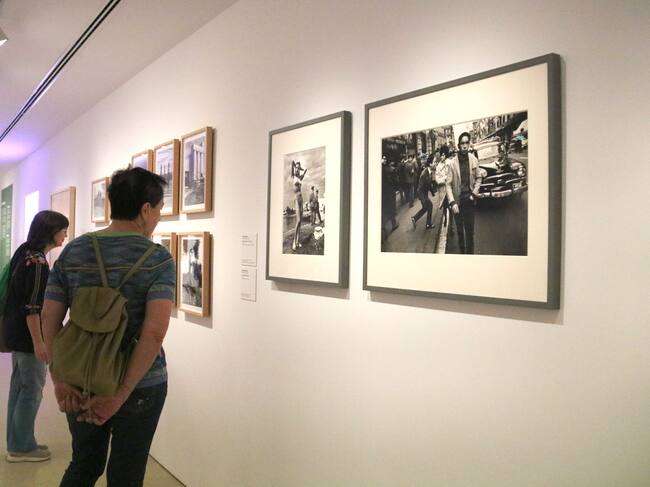 Imatge d'arxiu de visitants mirant obres exposades al Museu Morera de Lleida. Foto: ACN.