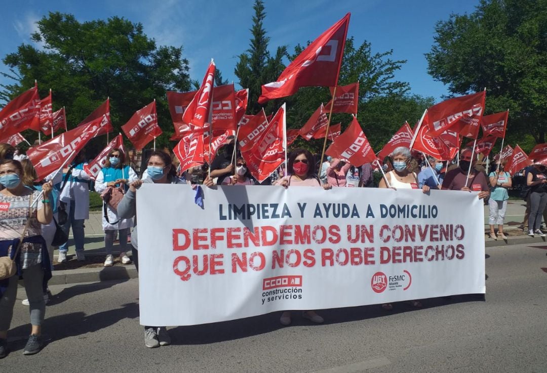 Concentración realizada por los sindicatos este lunes en la sede de FEDA