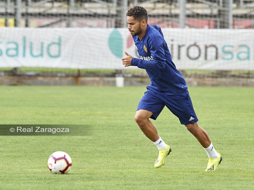 Raí se ejercita sobre el campo de entrenamiento de la Ciudad Deportiva