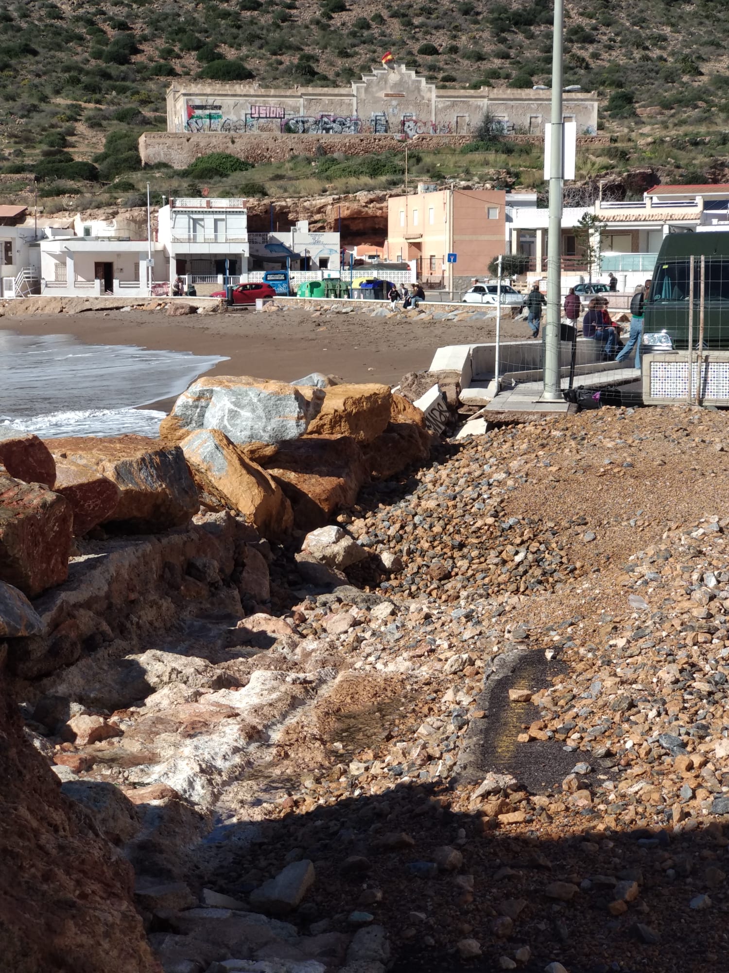 Luis Miguel Saura denuncia que "nunca se ha hecho nada por la playa del Portús" mientras confía en que las máquinas lleguen en un mes para arreglar el paseo