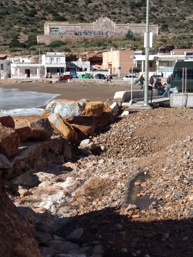 Luis Miguel Saura denuncia que "nunca se ha hecho nada por la playa del Portús" mientras confía en que las máquinas lleguen en un mes para arreglar el paseo