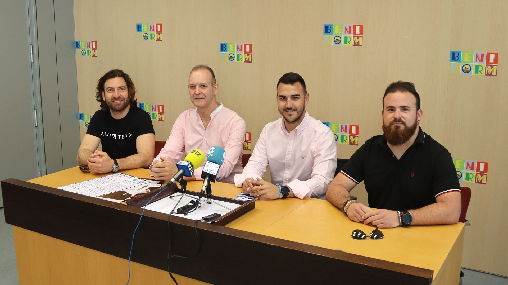 Ricardo Molina (AlpÍ Teatre), Vicent Pérez (Tossal Teatre) y Adrián Sánchez (Taller municipal de teatro) junto al concejal de Cultura Jaime Jesús Pérez en la presentación de la I Muestra de Teatro Amateur de Benidorm