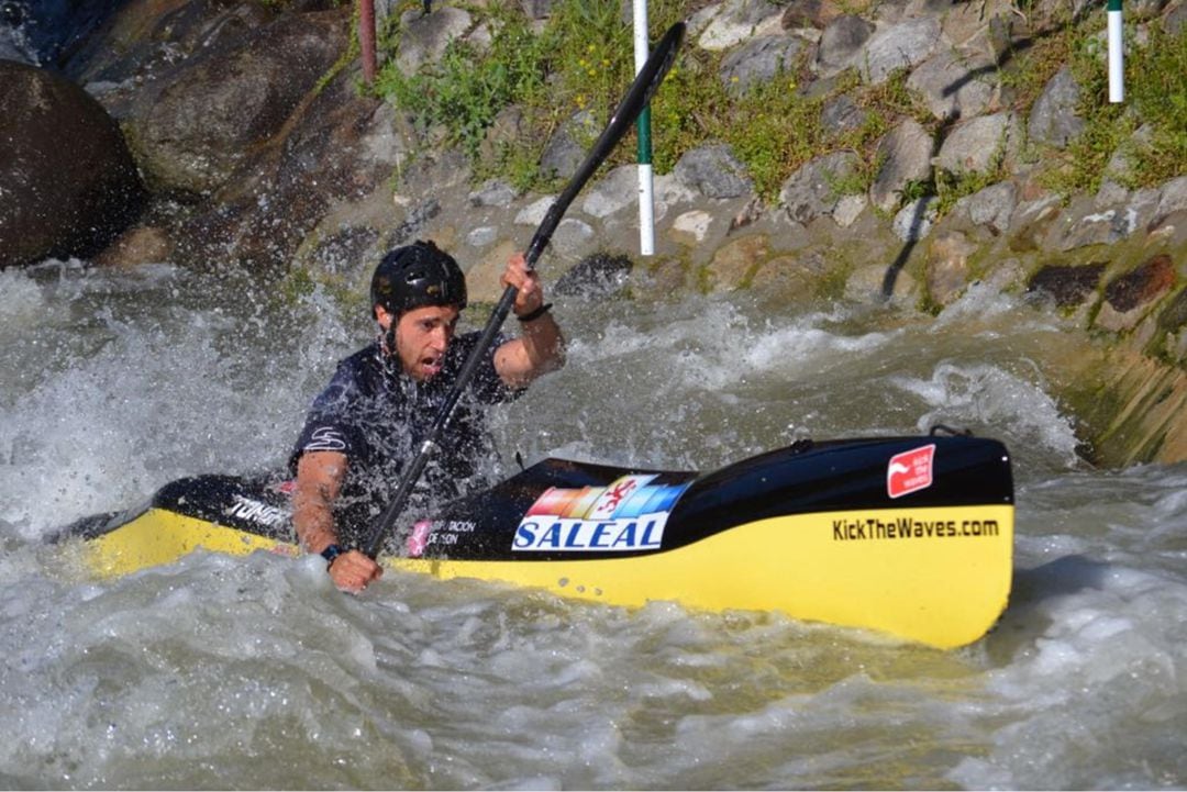 Guillermo Fidalgo en un descenso de aguas bravas