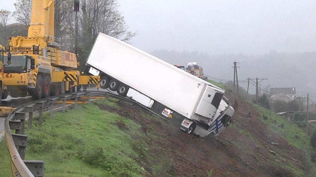 Bomberos de O Porriño tratan de elevar el trailer