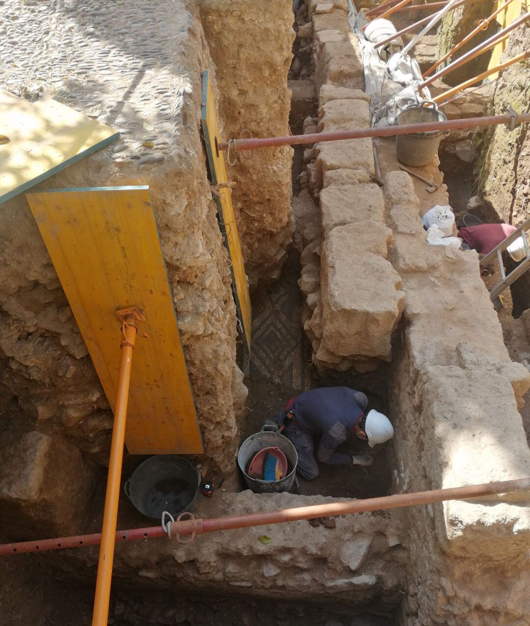 Algunos de los restos de muros y el mosaico que han quedado al descubierto en la excavación.