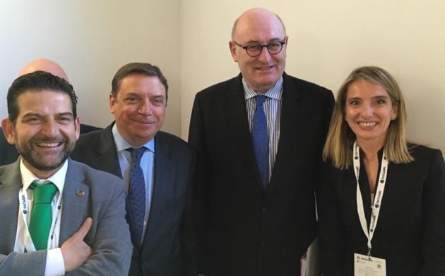 El comisario europeo de Agricultura, Phil Hogan, el ministro de Agricultura, Luis Planas, Adolfo Peña y Rosa Gallardo de la ETSIAM