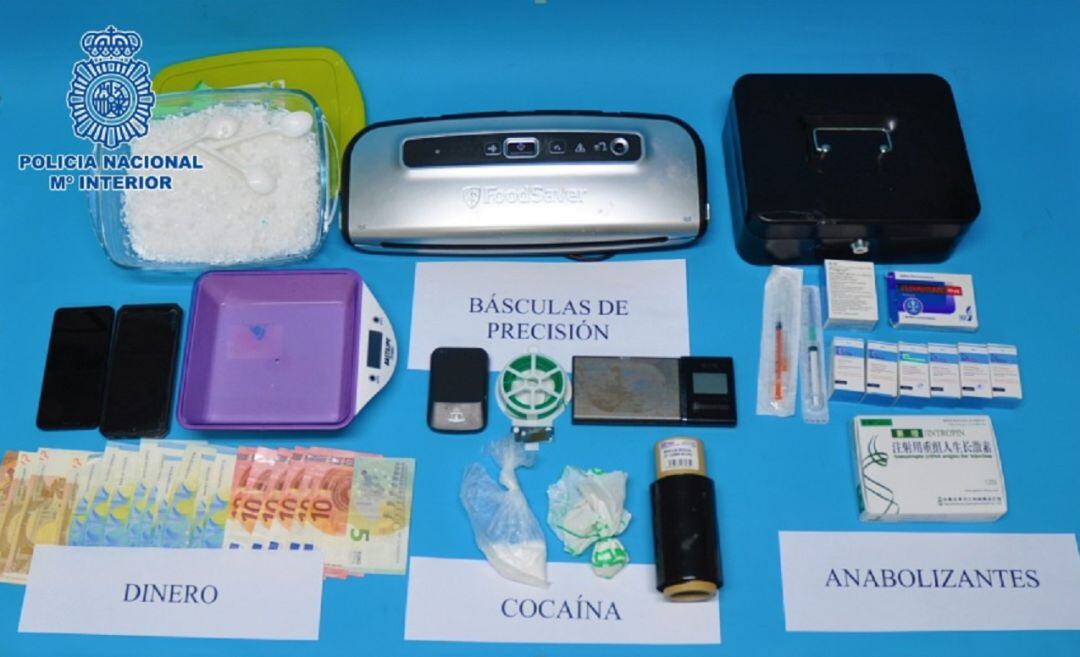 En los registros se intervino cocaína, básculas de precisión y dinero en efectivo entre otros efectos 