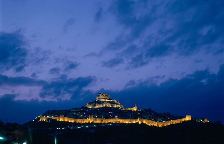 Uno de los pueblos más turísticos de la Comunitat, Morella, iluminado de noche