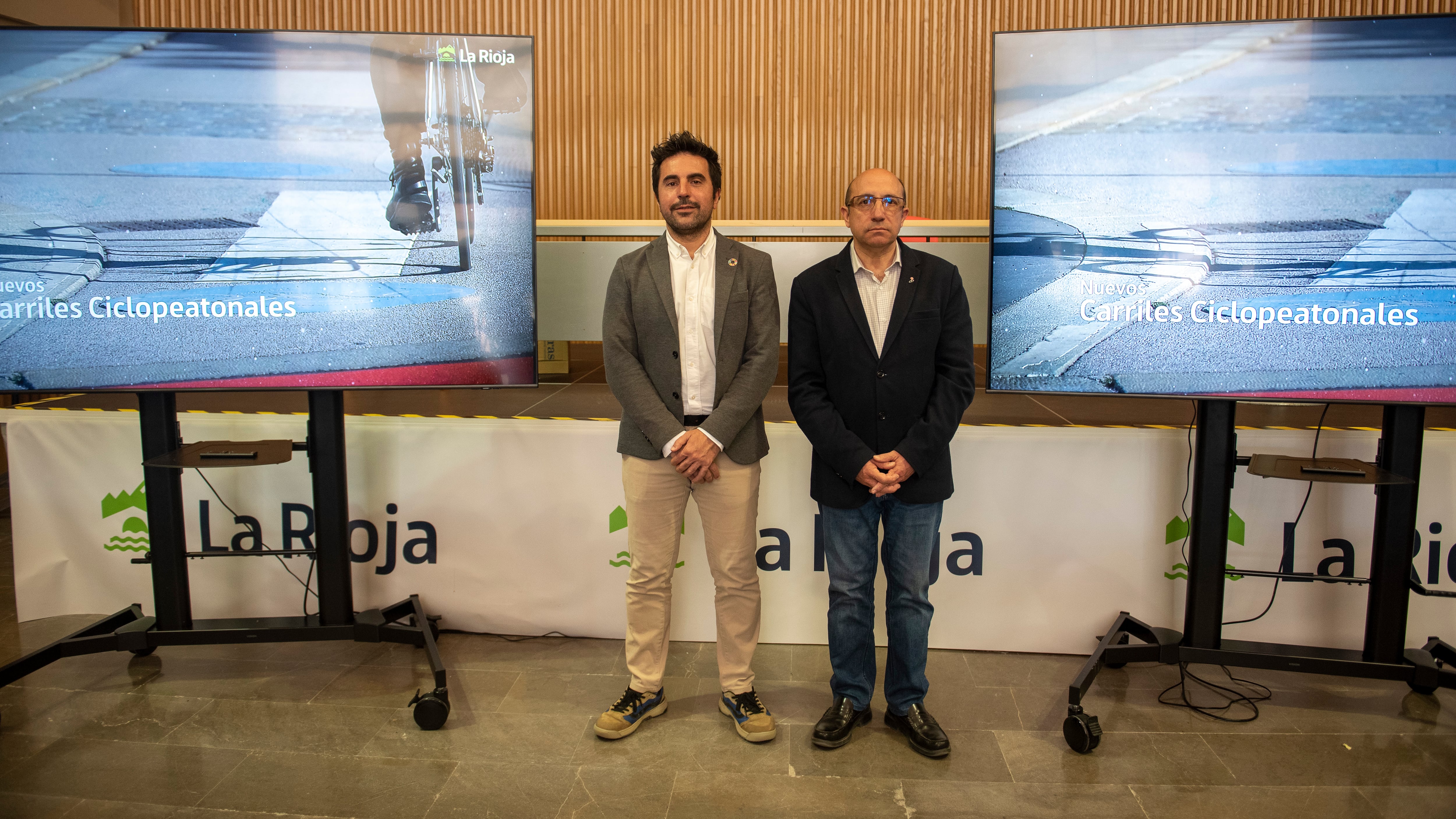 El consejero de Sostenibilidad, Álex Dorado, y el director general de Infraestructuras, Vicente Urquía, han presentado los carriles ciclopeatonales para comunicar Logroño, Lardero, Villamediana de Iregua y el polígono de Cantabria.