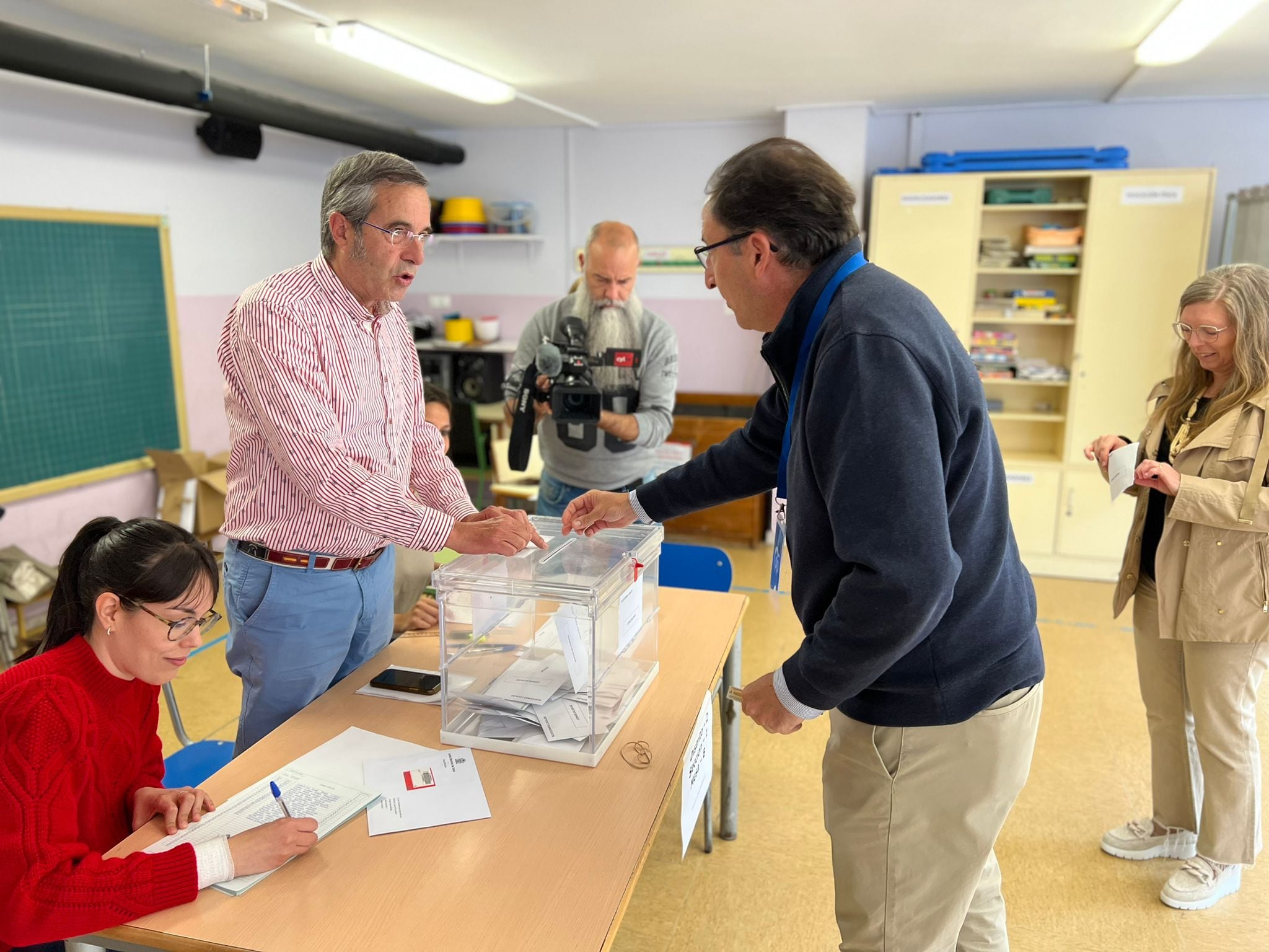 Alfonso Polanco ejercita su derecho al voto