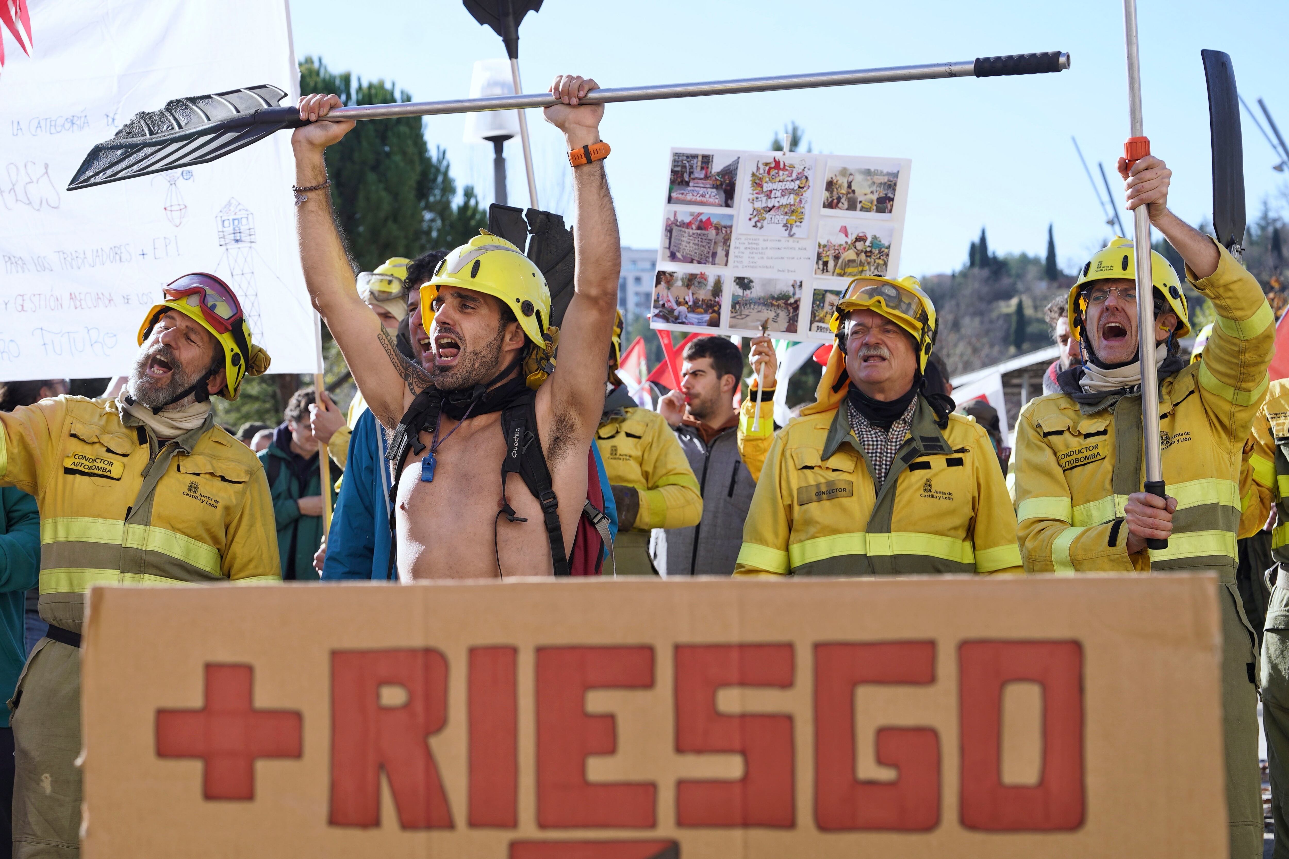 FOTODELDÍA VALLADOLID, 26/11/2025.-Bomberos y agentes medioambientales se manifiestan ante la sede de las Cortes de Castilla y León, convocados por los sindicatos UGT, CCOO, CSIF, USCAL y CNT, con motivo de la votación de los dos decreto-ley que articulan el dispositivo antiincendios que rechazan en bloque todos los sindicatos y la patronal del sector forestal, tras un verano pasado en el que ardieron unas 140.000 hectáreas de terreno en la Comunidad.- EFE/ Nacho Gallego