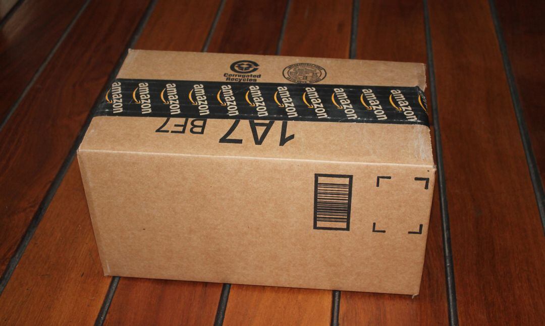 Los detenidos manipulaban los precintos de Amazon, robaban el interior de las cajas y luego las rehacían 