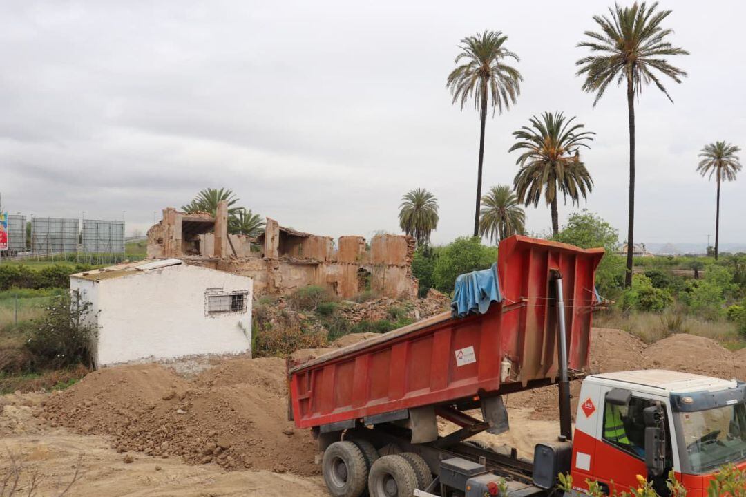 Huermur denuncia que están enterrando la Casa de Antonete Gálvez