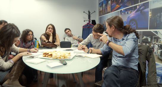 Pablo Iglesias y su equipo durante una reunión en su cuartel general durante la campaña electoral