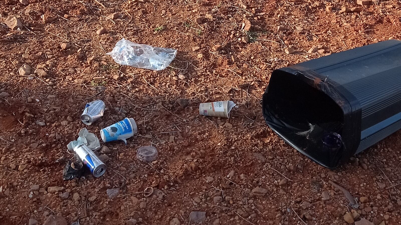 Imagen de archivo de una papelera destrozada en el entorno del Cerro de San Blas de Valdepeñas (Ciudad Real)