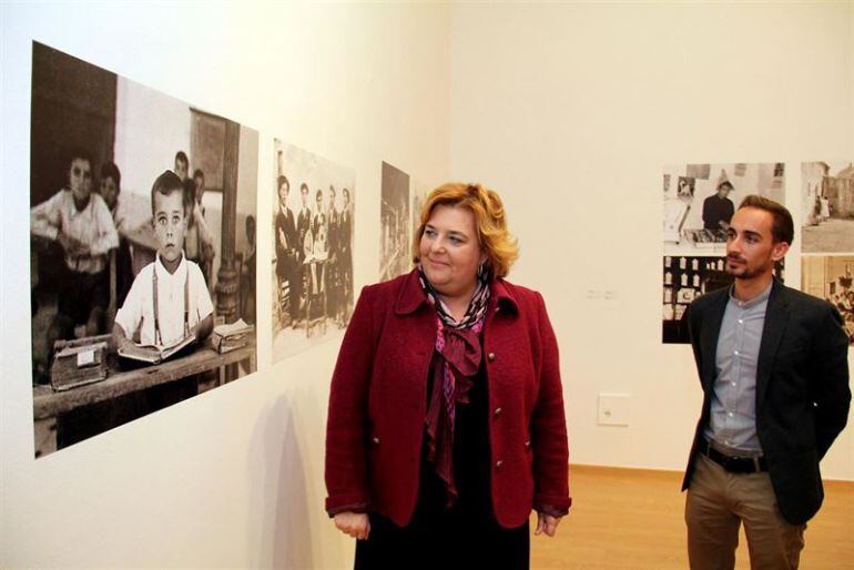 La diputada de Cultura Fátima Gómez en la exposición &#039;Memoria de la provincia: imágenes&#039;