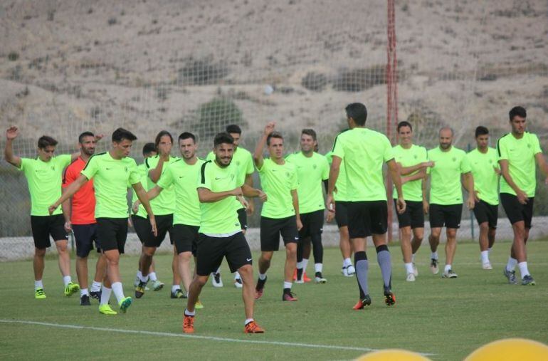 Los jugadores del Hércules CF realizando ejercicios de calentamiento en las instalaciones de Fontcalent