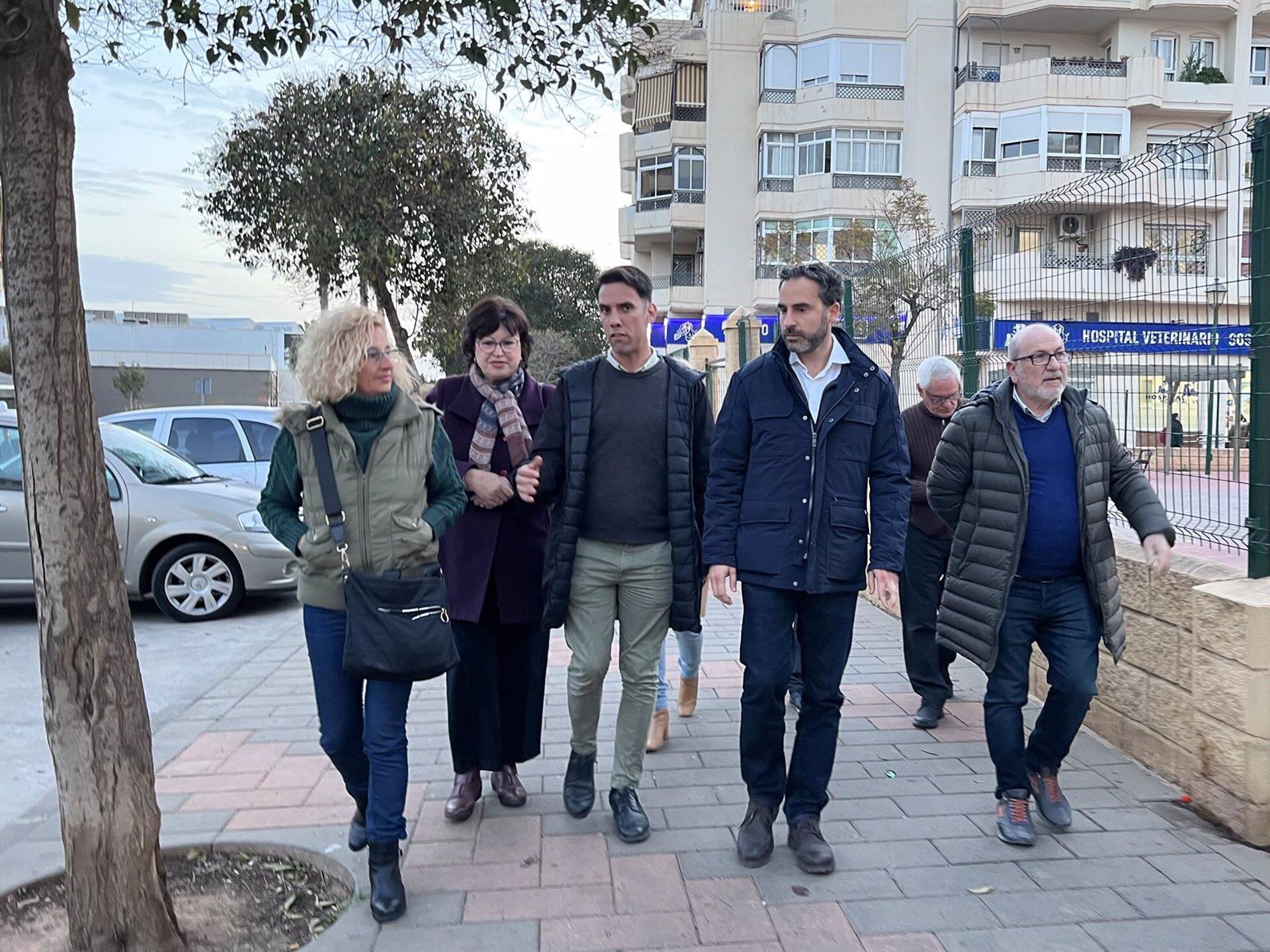 Daniel Pérez, junto al concejal responsable del distrito en el PSOE, Pablo Orellana, ha acompañado a la directiva de la asociación de vecinos de La Barriguilla, junto a la presidenta Maribel Martín