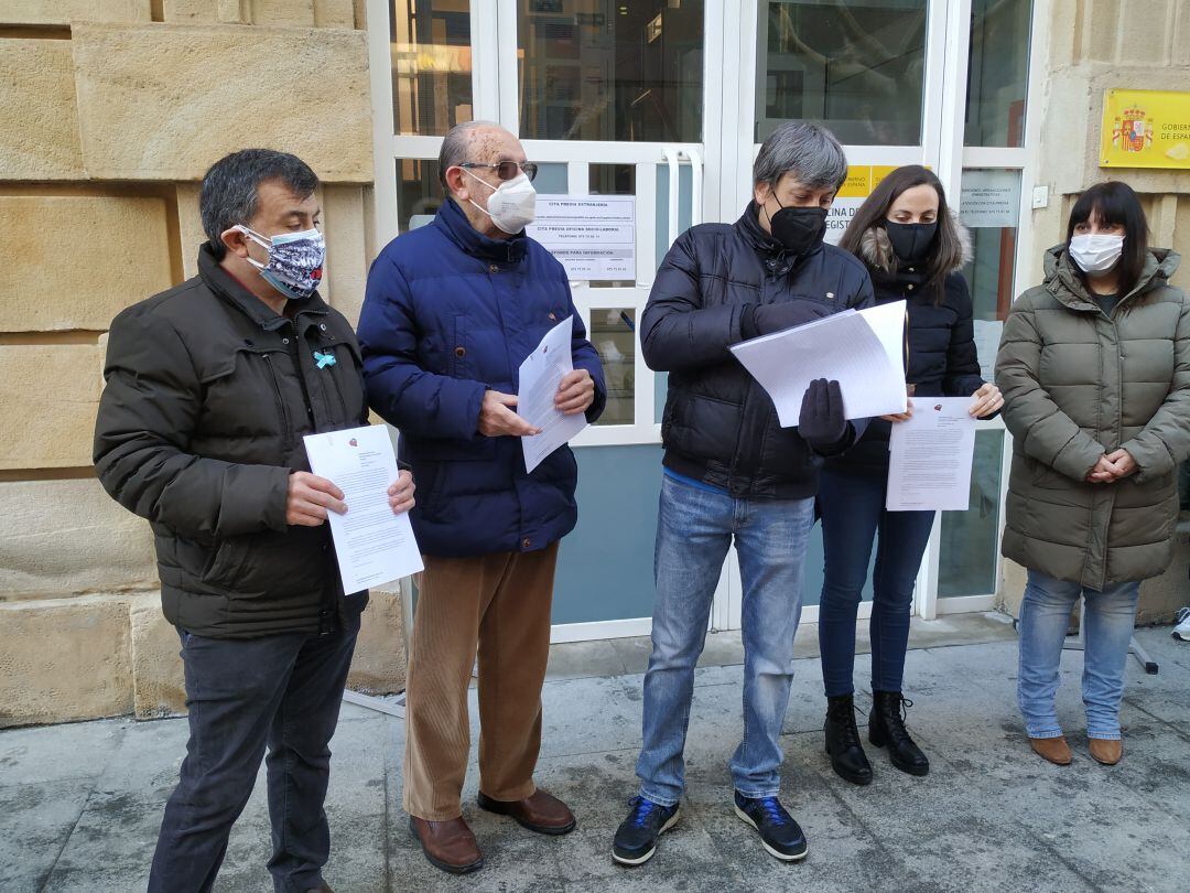 Integrantes de la Plataforma ¡Soria Ya! en la Subdelegación del Gobierno