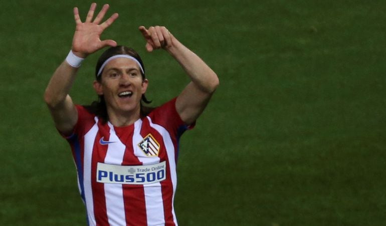 Filipe Luis celebra su gol a la Real Sociedad.