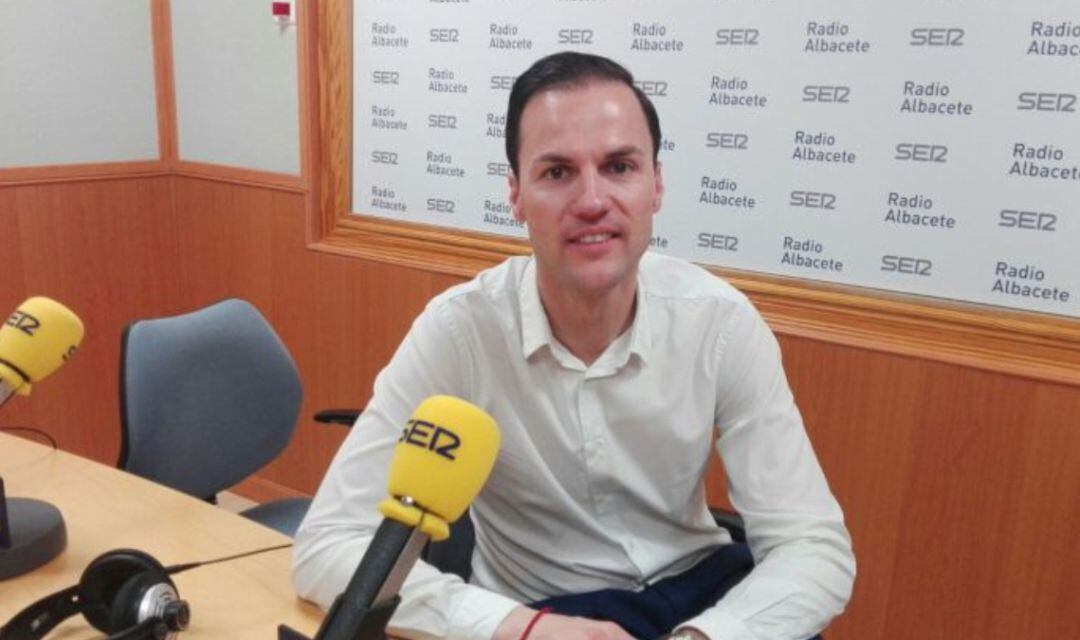 Víctor Varela en los estudios de Radio Albacete