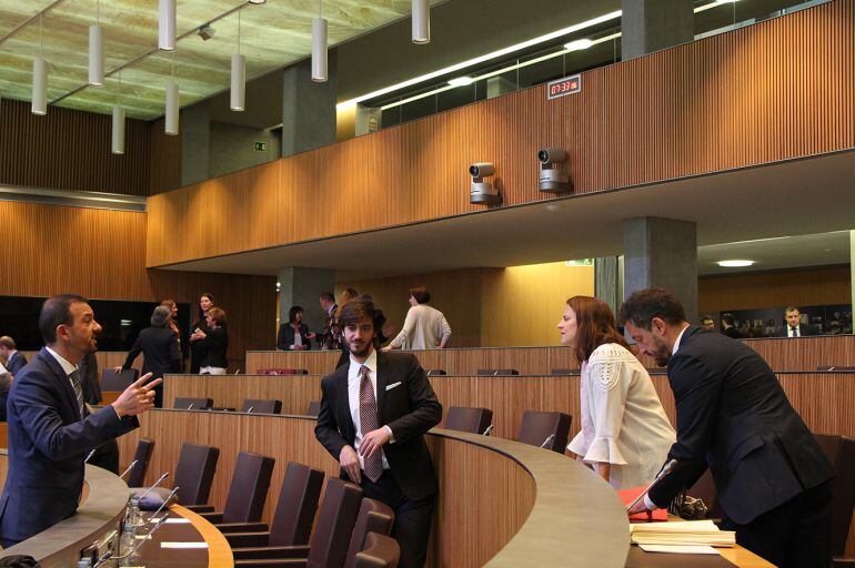 Els consellers del PS, Pere López i Rosa Gili, conversen amb el ministre Jordi Torres abans de l'inici de la sessió parlamentària d'aquest dijous