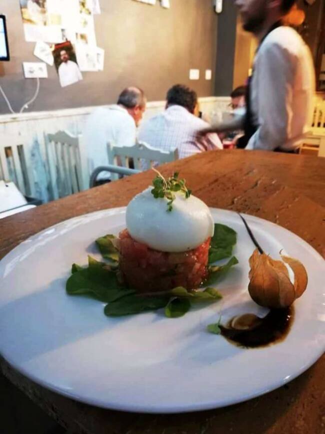 Tartar de tomate con burrata, en La Espartería