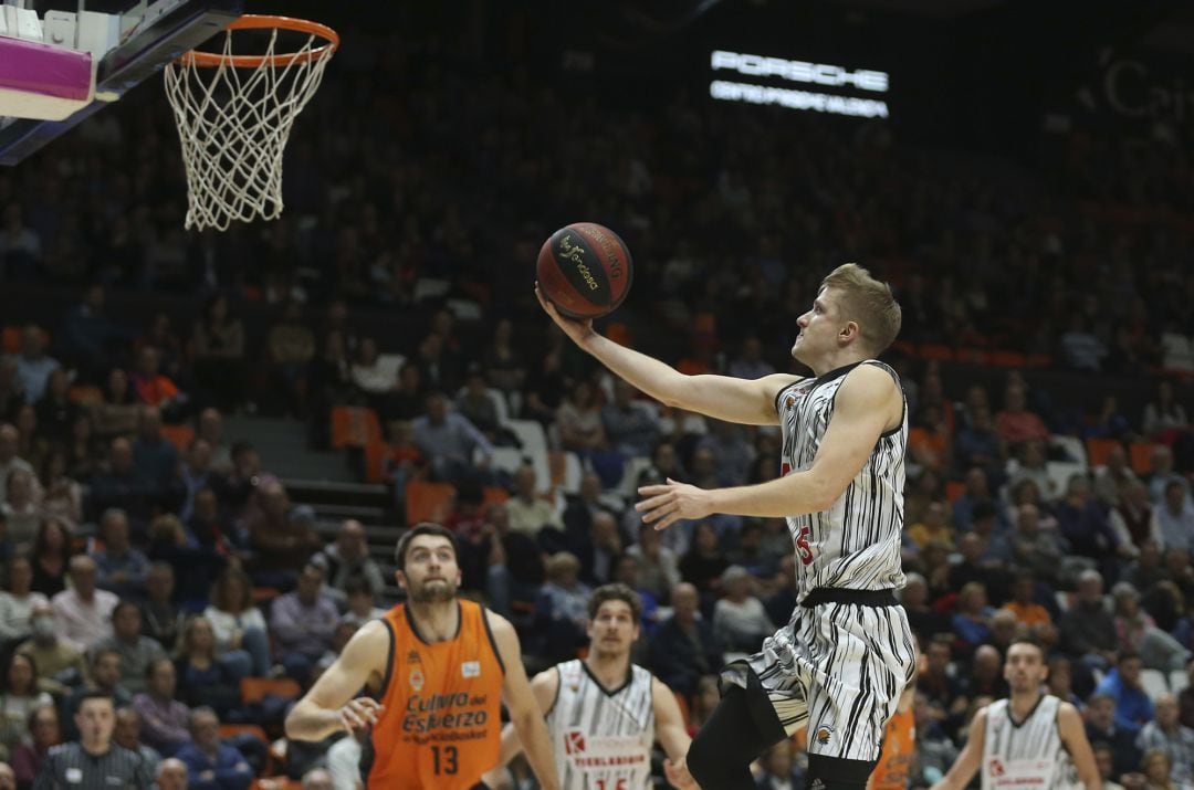 Rupnik deja una bandeja en el último partido a domicilio de Montakit Fuenlabrada en Liga Endesa ante Valencia Basket en la &#039;Fonteta&#039;