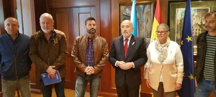 El delegado del Gobierno con los trabajadores de Alcoa