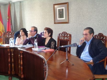 De izq a dcha, Itzíar Martínez, Santiago Rodríguez, Pilar Sanmartín y el alcalde de Roa, David Colinas, en calidad de anfitrión