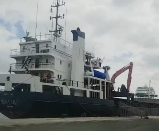 Buque &#039;Altair&#039; descargando arena en Arrecife, Lanzarote.