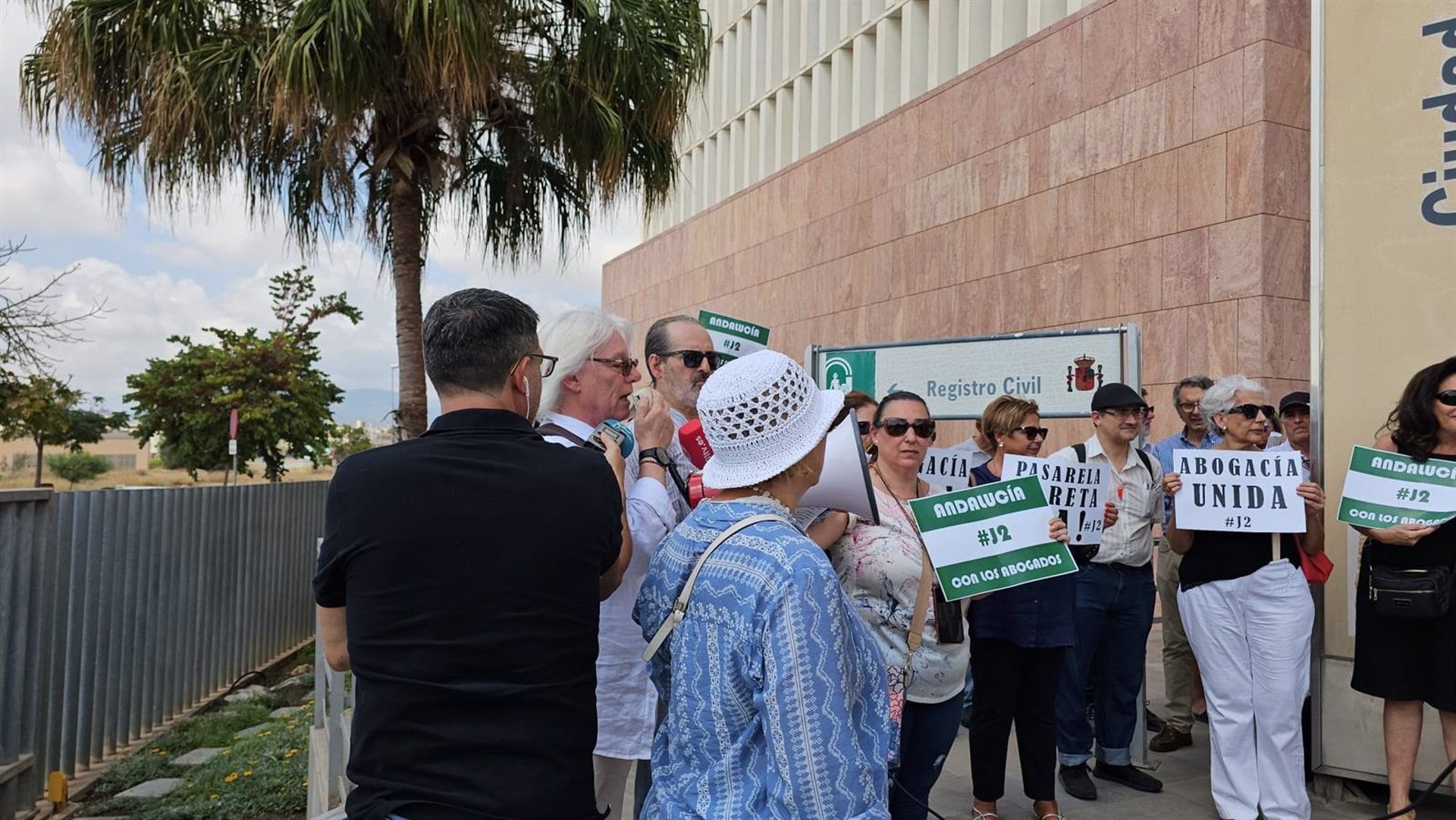 Lectura de un manifiesto en una concentración de abogados y procuradores mutualistas para reivindicar unas pensiones &quot;dignas&quot;.