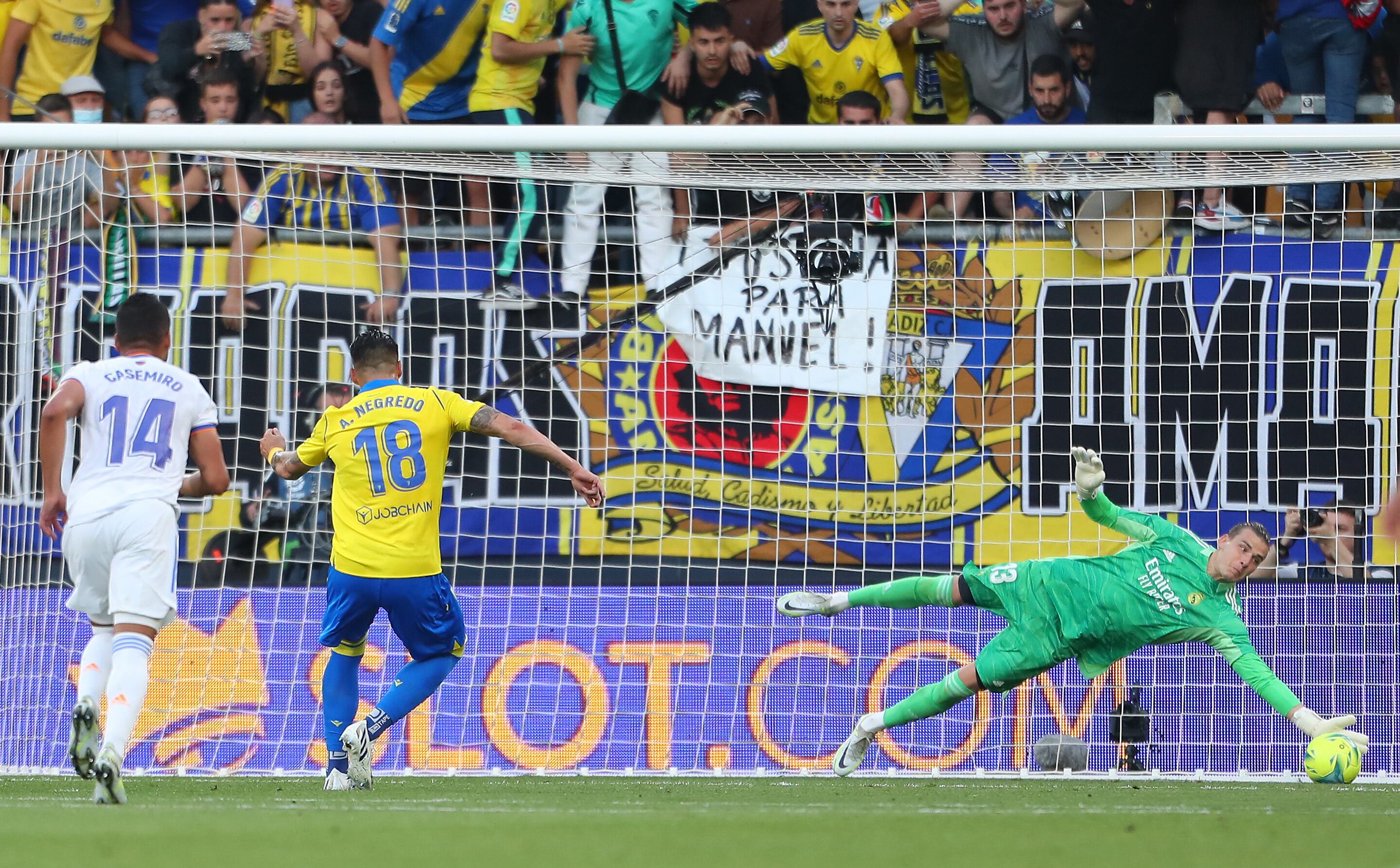 Álvaro Negredo, fallando el penalti que detuvo Lunin