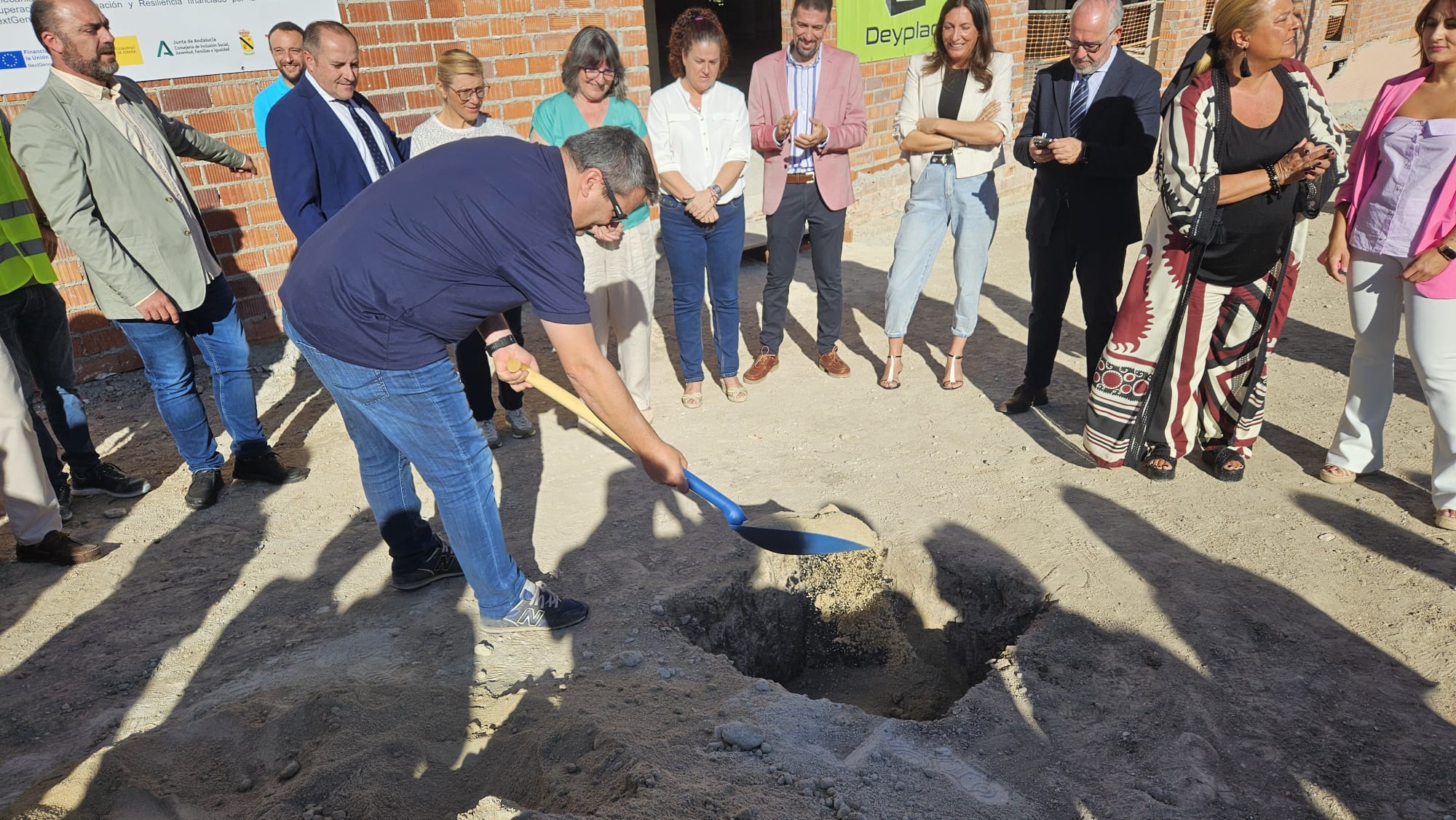 Uno de los técnicos municipales, Cristóbal Moreno,  participa en la colocación de la primera piedra