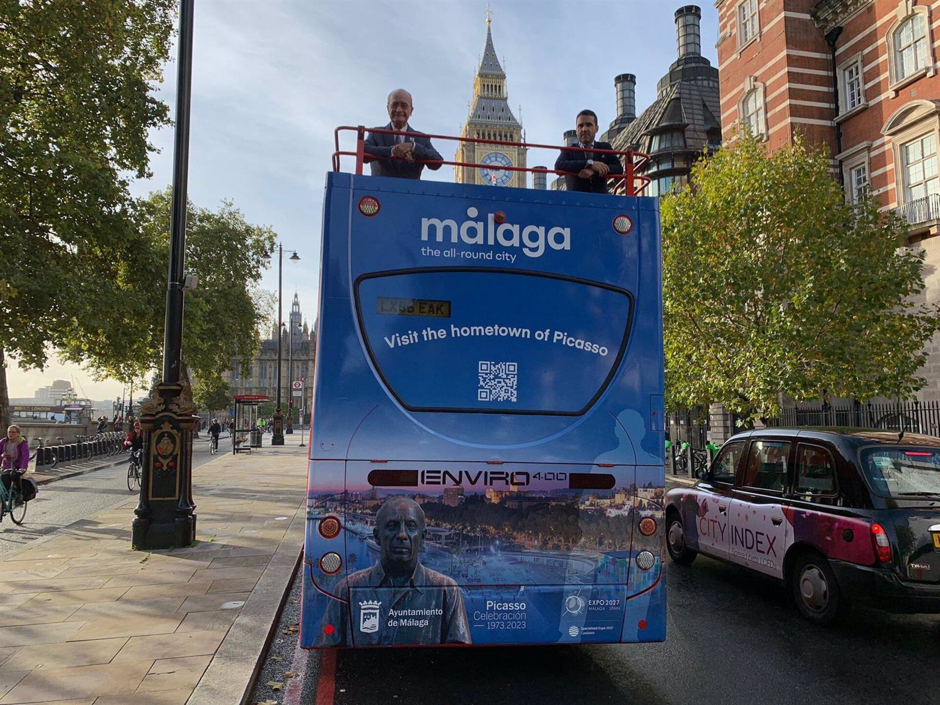 De la Torre y el concejal Jacobo Florido en el autobús turístico