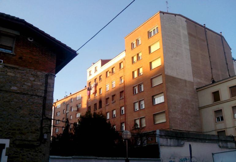 El fuego se desató en el cuarto piso del número 8 que da a la trasera de la calle Los Herran