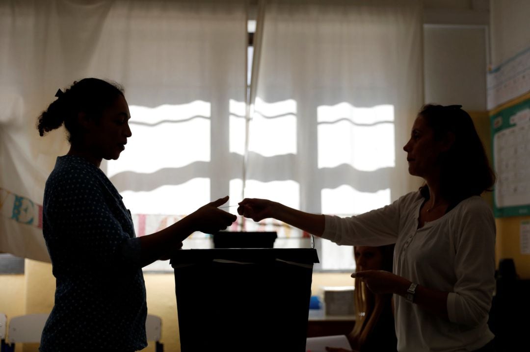 Una mujer se identifica para votar durante la jornada electoral en Lisboa, Portugal.