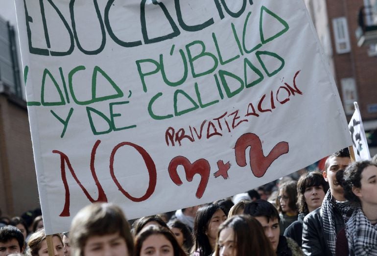 GRA270. VALLADOLID, 27/02/2015.- Más de setecientos estudiantes se han manifestado hoy en Valladolid contra el decreto de grados denominado 3 e impulsado por el Gobierno central, porque consideran que limitará las posibilidades de acceder a una formación 